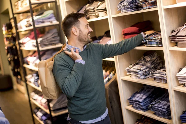 Bonito Jovem Comprando Camisa Loja — Fotografia de Stock