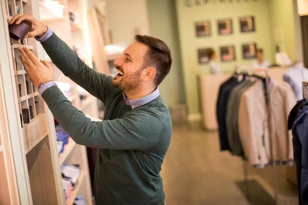 Joven Guapo Comprando Corbata Tienda — Foto de Stock