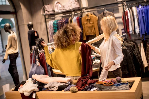 Dvě Mladé Ženy Vybírají Zimní Oblečení Obchodě — Stock fotografie