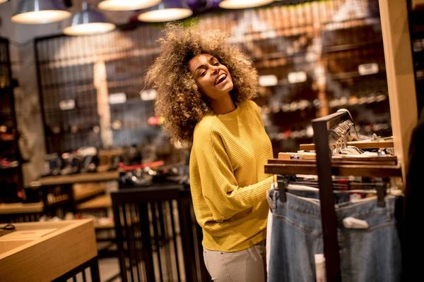 Hübsche Junge Schwarze Frau Mit Lockigem Haar Beim Einkaufen — Stockfoto