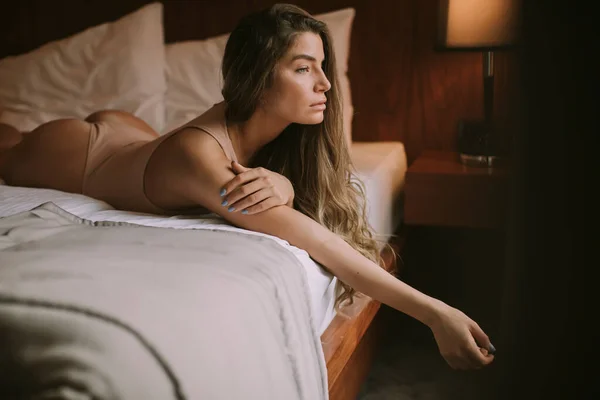 Yatağa Uzanmış Çamaşırlı Güzel Bir Kadın — Stok fotoğraf