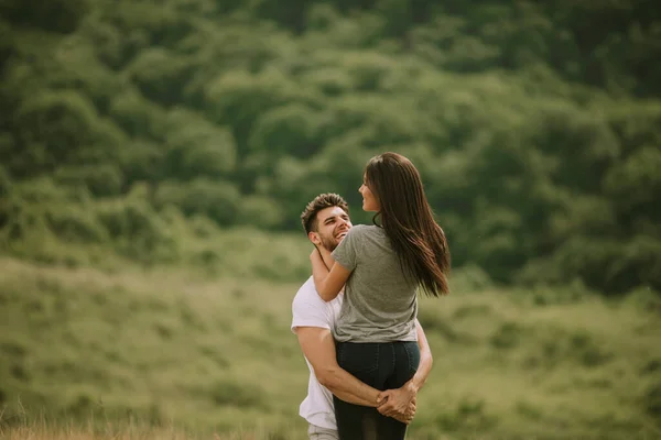 Bella Giovane Coppia Innamorata Fuori Nella Natura Primaverile — Foto Stock