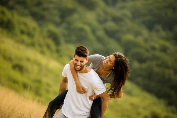 Mooi Jong Paar Verliefd Buiten Lente Natuur — Stockfoto