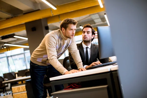 Dos Jóvenes Empresarios Guapos Discutiendo Oficina Junto Mesa —  Fotos de Stock