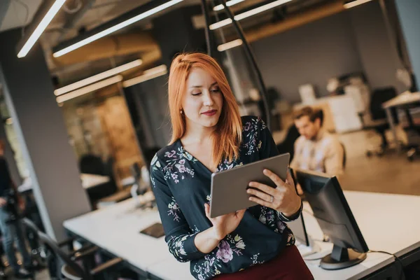 Mujer Negocios Bastante Joven Que Trabaja Tableta Digital Mientras Que — Foto de Stock