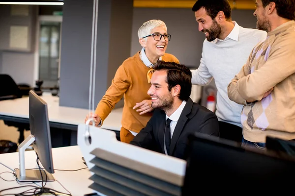 Senior Affärskvinna Som Arbetar Tillsammans Med Unga Affärsmän Kontoret — Stockfoto