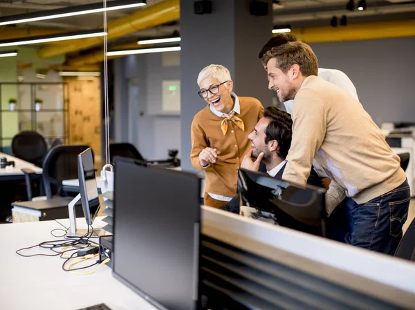 Senior Geschäftsfrau Arbeitet Mit Jungen Geschäftsleuten Büro Zusammen — Stockfoto