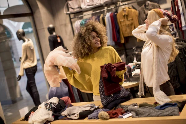 Dvě Mladé Ženy Vybírají Zimní Oblečení Obchodě — Stock fotografie