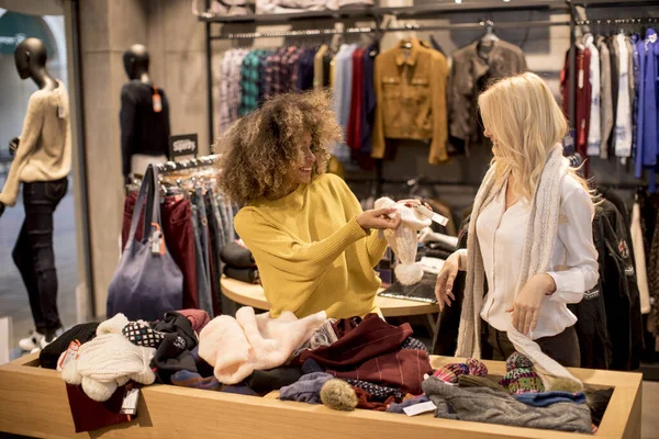 Zwei Junge Frauen Wählen Winterkleidung Geschäft — Stockfoto