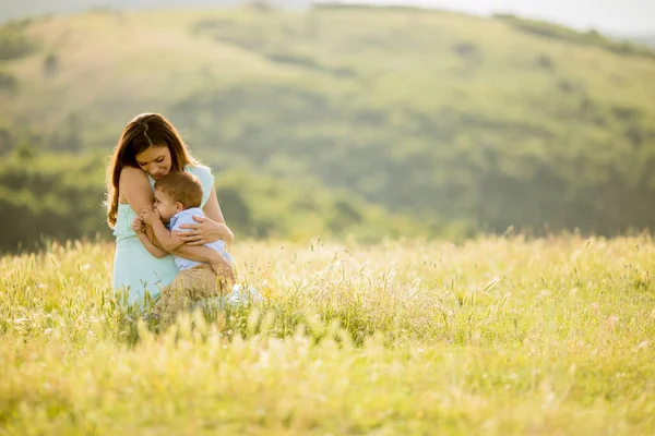Mladá Těhotná Matka Svým Roztomilým Chlapečkem Poli Krásné Letní Den — Stock fotografie