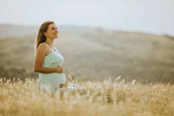 Jovem Mulher Grávida Vestido Branco Campo Verão — Fotografia de Stock