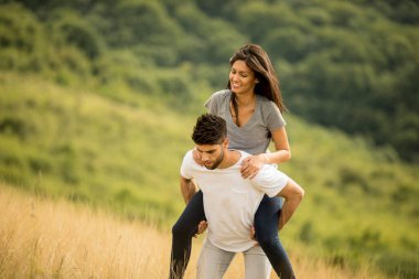 Bahar doğasında birbirine aşık güzel bir çift.