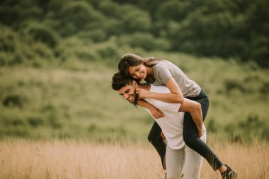 Bahar doğasında birbirine aşık güzel bir çift.