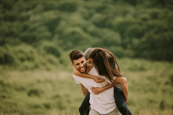 Mooi Jong Paar Verliefd Buiten Lente Natuur — Stockfoto