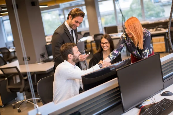 Jonge Zakenmensen Schudden Elkaar Hand Het Moderne Kantoor — Stockfoto