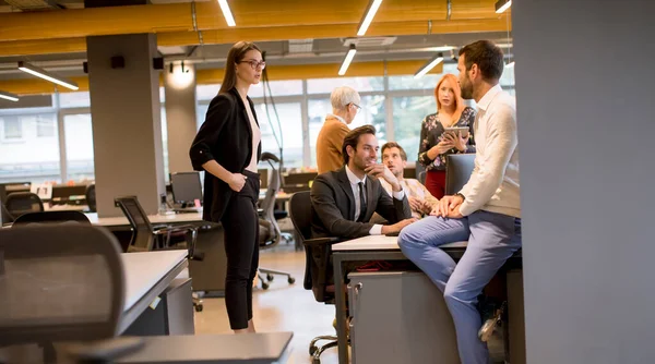 Senior Affärskvinna Och Grupp Unga Affärsmän Arbetar Ett Modernt Kontor — Stockfoto