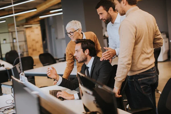 Senior Geschäftsfrau Arbeitet Mit Jungen Geschäftsleuten Büro Zusammen — Stockfoto