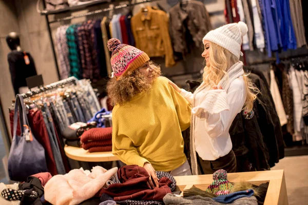 Zwei Junge Frauen Wählen Winterkleidung Geschäft — Stockfoto