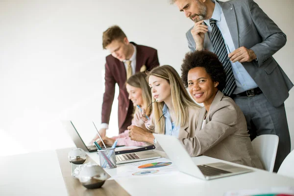 Grupo Jóvenes Empresarios Multiétnicos Que Trabajan Nuevo Proyecto Oficina Moderna — Foto de Stock