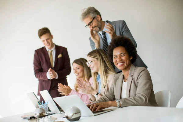 Grupo Jóvenes Empresarios Multiétnicos Que Trabajan Nuevo Proyecto Oficina Moderna — Foto de Stock