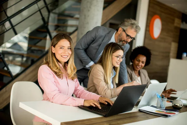 Grupo Jóvenes Empresarios Multiétnicos Que Trabajan Nuevo Proyecto Oficina Moderna — Foto de Stock