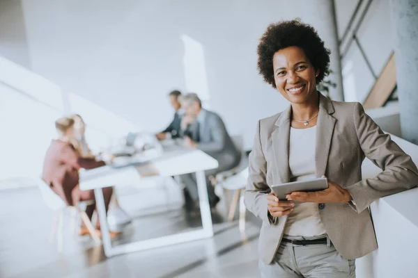 Jovem Empresária Afro Americana Usando Tablet Digital Escritório Moderno — Fotografia de Stock