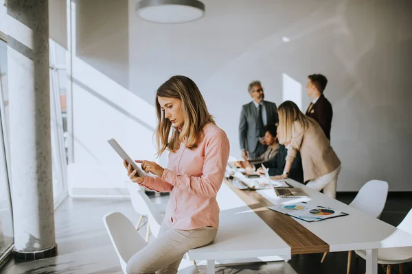 Mujer Negocios Bastante Joven Usando Tableta Digital Oficina — Foto de Stock