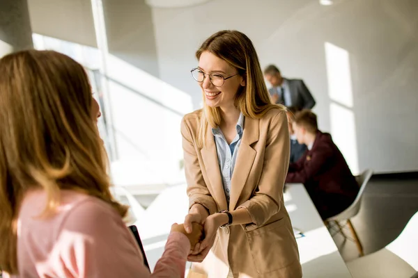 Dos Mujeres Negocios Bastante Jóvenes Dando Apretón Manos Amistoso Oficina — Foto de Stock