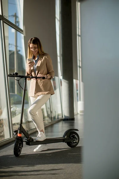 Mooie Jonge Vrouw Staat Bij Het Raam Van Het Kantoor — Stockfoto