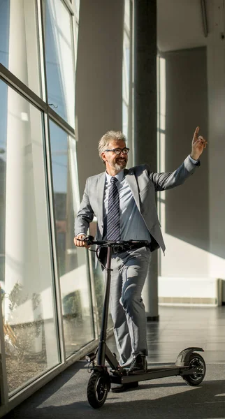 Bel Homme Affaires Mature Debout Près Fenêtre Bureau Avec Scooter — Photo