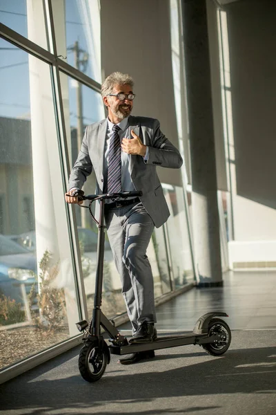 Bel Homme Affaires Mature Debout Près Fenêtre Bureau Avec Scooter — Photo