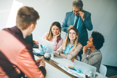 Modern ofiste yeni bir proje üzerinde çalışan çok ırklı iş adamları grubu