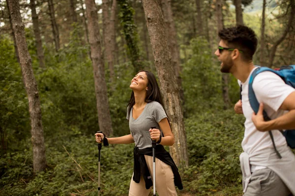 Lachend Jong Stel Wandelend Met Rugzakken Het Bos Een Zomerse — Stockfoto