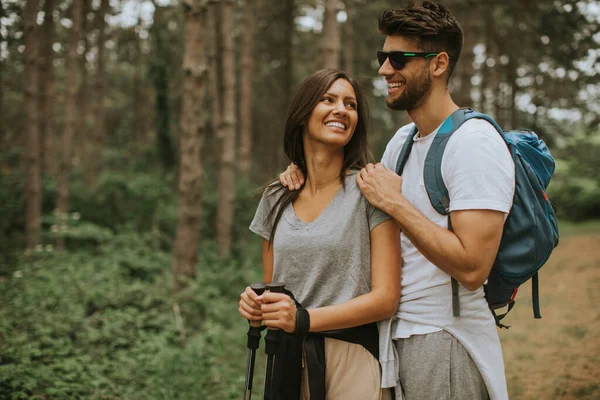 Gülümseyen Genç Bir Çift Yaz Günü Ormanda Sırt Çantalarıyla Yürüyorlar — Stok fotoğraf