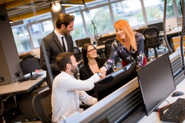 Giovani Uomini Affari Che Stringono Mano Nell Ufficio Moderno — Foto Stock