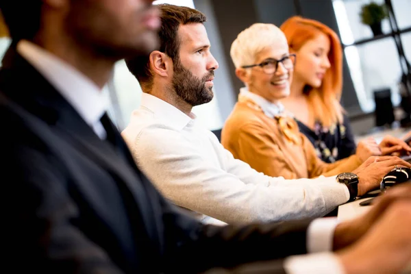 Knappe Jonge Professionele Zakenman Gebruikt Een Computer Voor Werk Het — Stockfoto