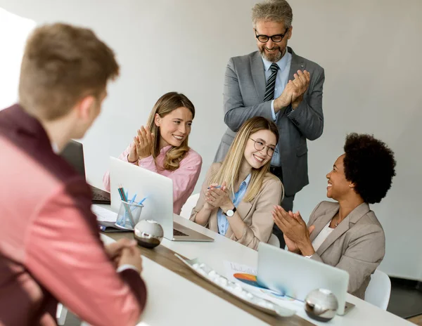 Grupp Multietniska Affärsmän Får Höra Goda Nyheter Samtidigt Som Arbetar — Stockfoto