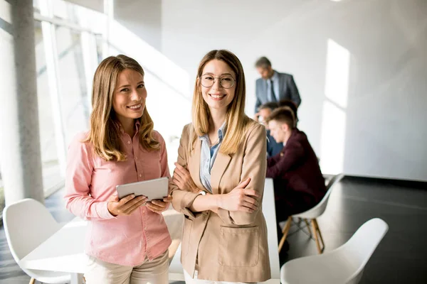 Dos Mujeres Jóvenes Sonrientes Mirando Tableta Digital Oficina — Foto de Stock