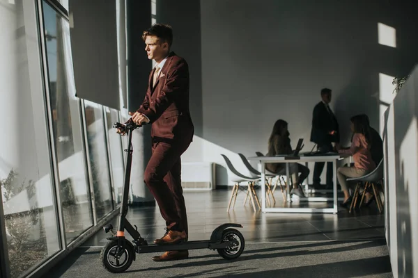 Beau Jeune Homme Affaires Debout Près Fenêtre Bureau Avec Scooter — Photo