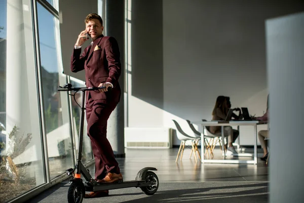 Beau Jeune Homme Affaires Debout Près Fenêtre Bureau Avec Scooter — Photo