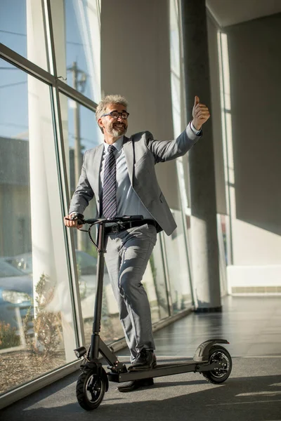 Bel Homme Affaires Mature Debout Près Fenêtre Bureau Avec Scooter — Photo