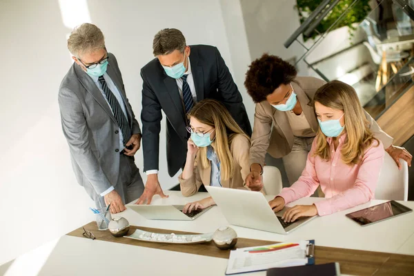 Skupina Podnikatelé Mají Setkání Práci Kanceláři Nosit Masky Jako Ochranu — Stock fotografie