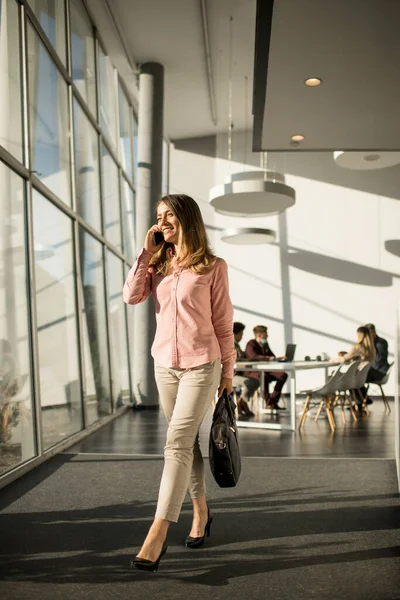Pengusaha Wanita Muda Ponsel Berjalan Kantor — Stok Foto