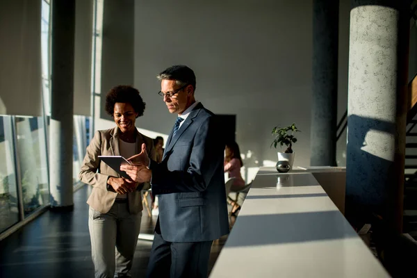 Multi Etnische Zakenmensen Die Digitale Tablet Gebruiken Terwijl Het Moderne — Stockfoto