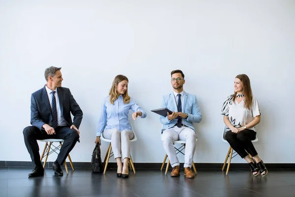 Osoby Siedzące Przy Krzesłach Poczekalni Przed Rozmową Kwalifikacyjną — Zdjęcie stockowe