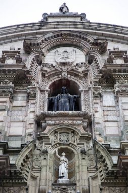 Lima, Peru 'daki Katedral Bazilikası' nın ana cephesinin ayrıntıları.