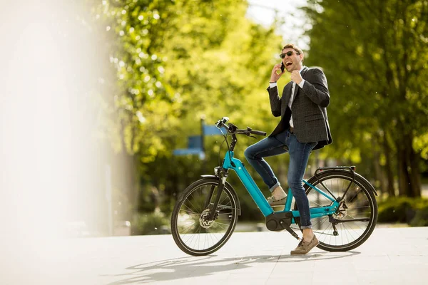 Красивый Молодой Бизнесмен Велосипеде Помощью Мобильного Телефона — стоковое фото