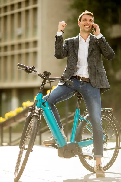 Przystojny Młody Biznesmen Rowerze Pomocą Telefonu Komórkowego — Zdjęcie stockowe