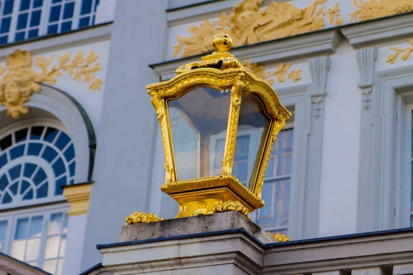 德国慕尼黑Nymphenburg宫镀金灯的观景 — 图库照片