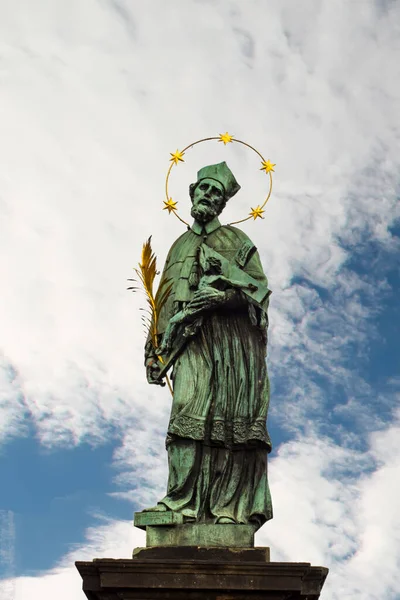 Pomnik Jana Nepomucena Moście Karola Pradze Czechy Posąg Został Zainstalowany — Zdjęcie stockowe